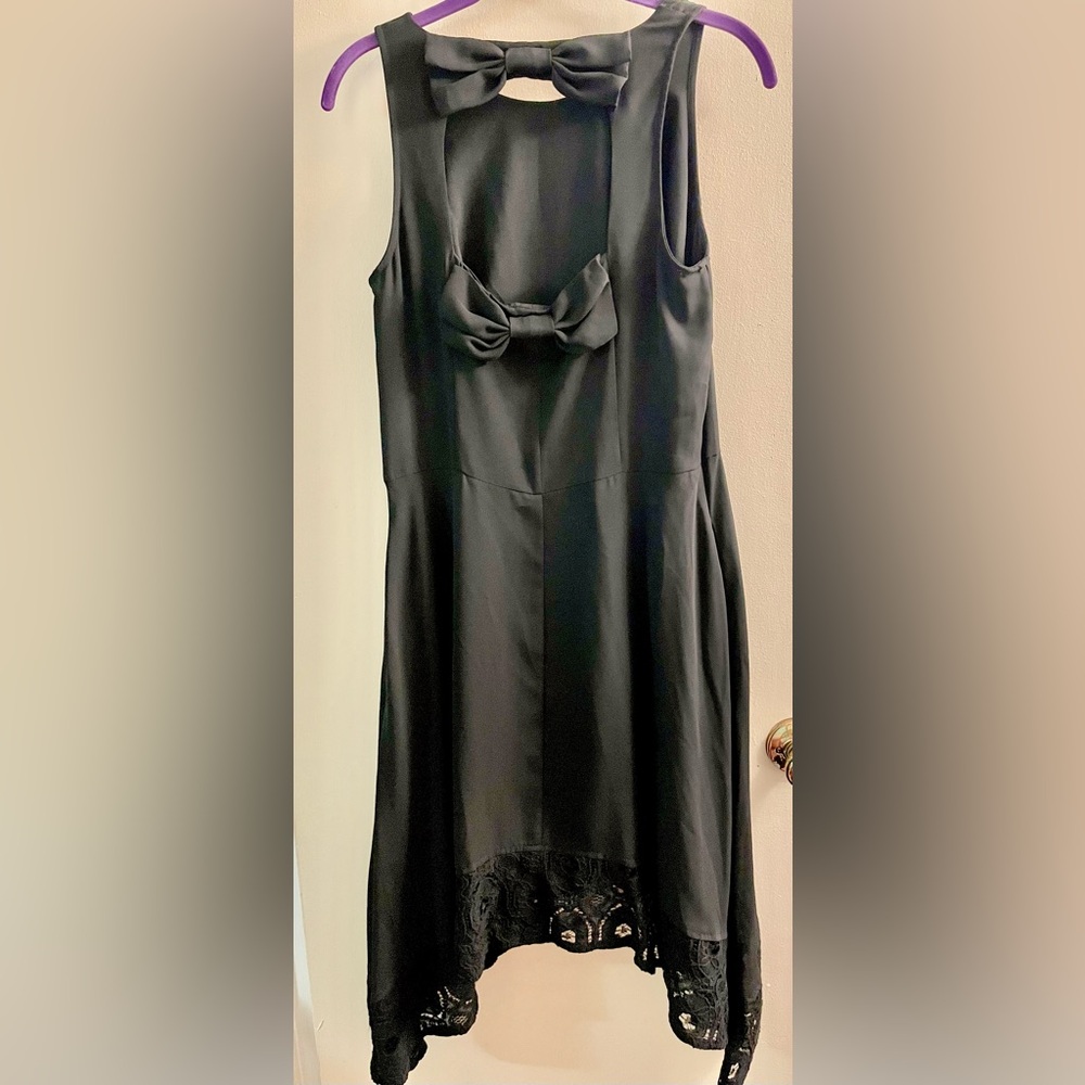 Black Sleeveless Dress w/ Lace Hem & Unique Back Bow Detail    SIZE 8 - Picture 4 of 14